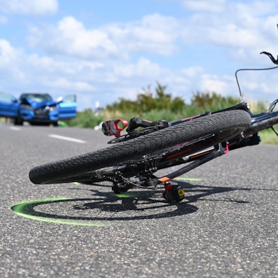 Das Bild zeigt ein Fahrrad auf der Schnellstraße.