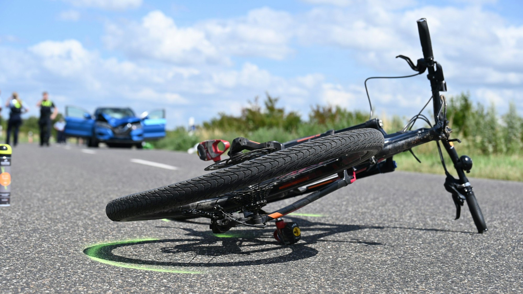 Das Bild zeigt ein Fahrrad auf der Schnellstraße.