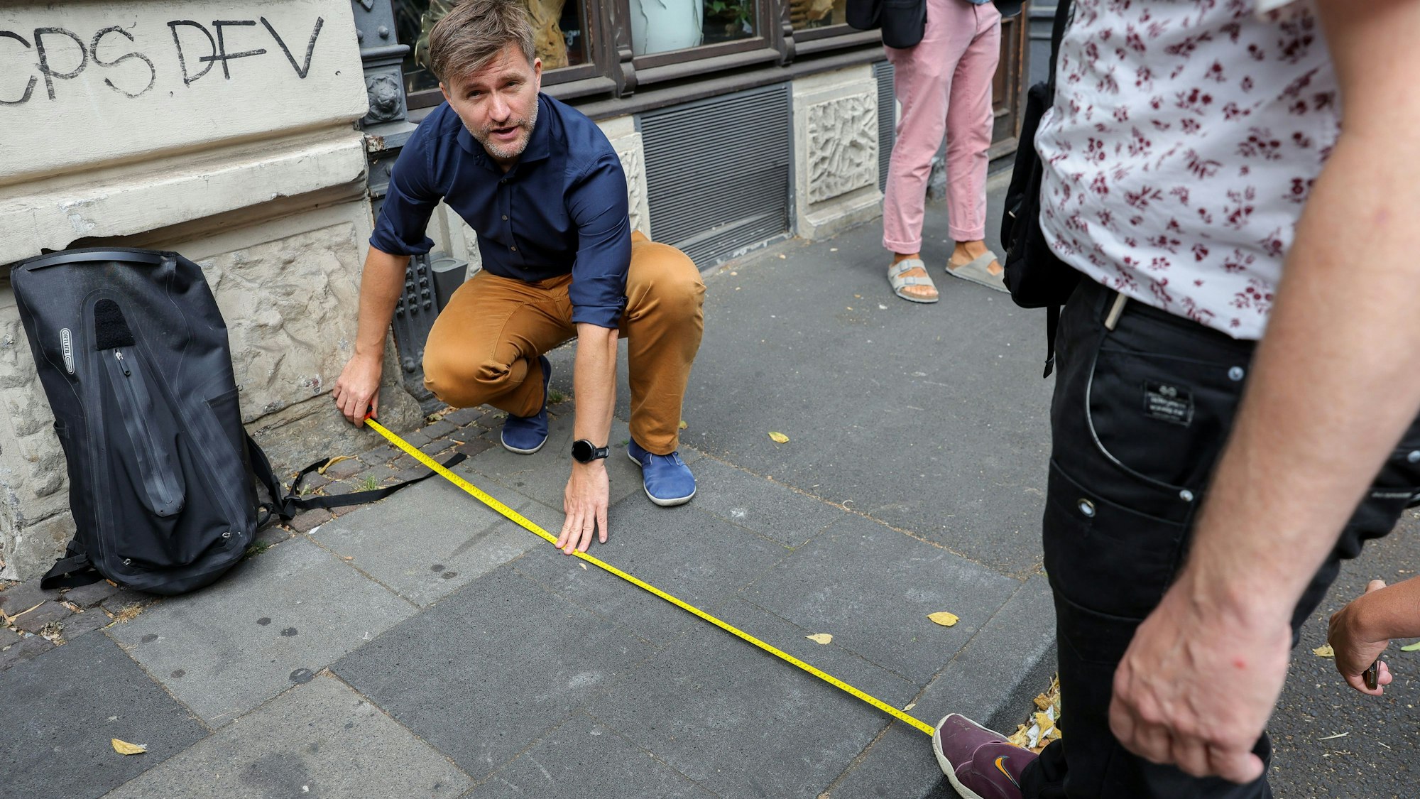 12.07.2023, Köln: Rundgang mit dem Fußverkehrsbeauftragten der Stadt Köln, Nico Rathmann, zu einigen Punkten in der Innenstadt.
Im Bild Nico Rathmann.
Foto: Michael Bause
