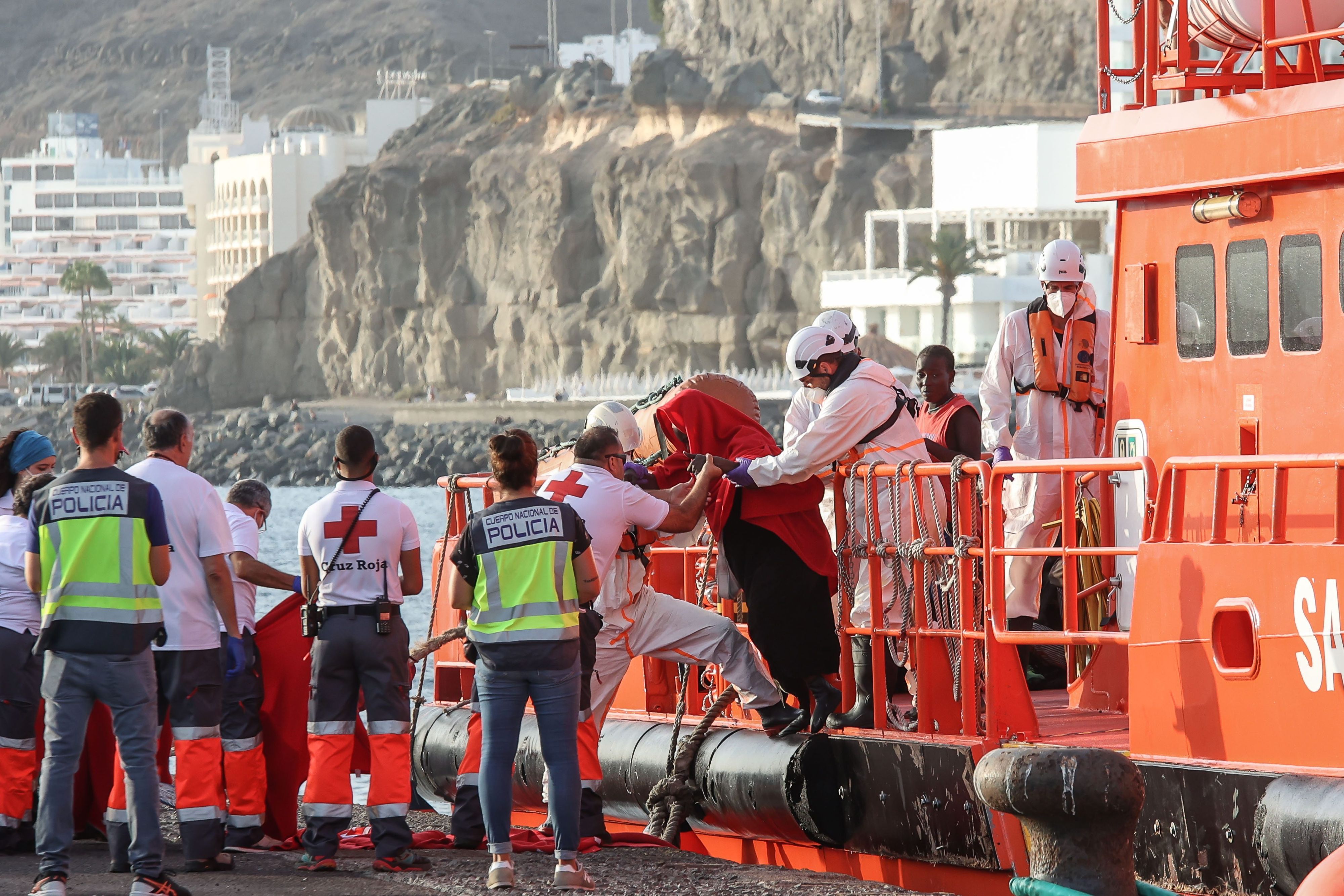 10.07.2023, Spanien, Las Palmas: Ein Boot der spanischen Seenotrettung  «Salvamento Maritimo» bringt am Arguineguin Pier in Gran Canaria Migranten an Land. Die spanische Seenotrettung hat bei ihrer Suche nach drei vermissten Booten mit Migranten aus Afrika im Seegebiet südlich der Kanaren 86 Menschen in Sicherheit gebracht. Das teilte die Organisation auf Twitter mit. Foto: Europa Press/EUROPA PRESS/dpa +++ dpa-Bildfunk +++