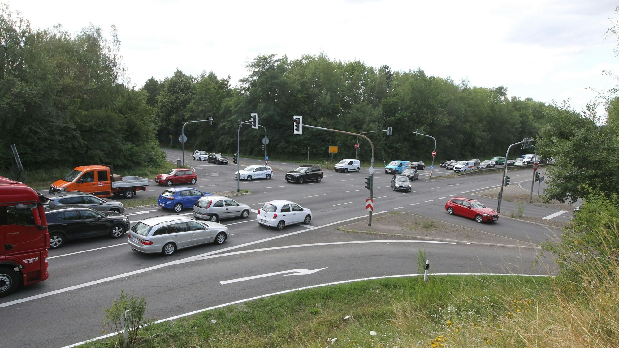 Viele Autos befahren eine Kreuzung.