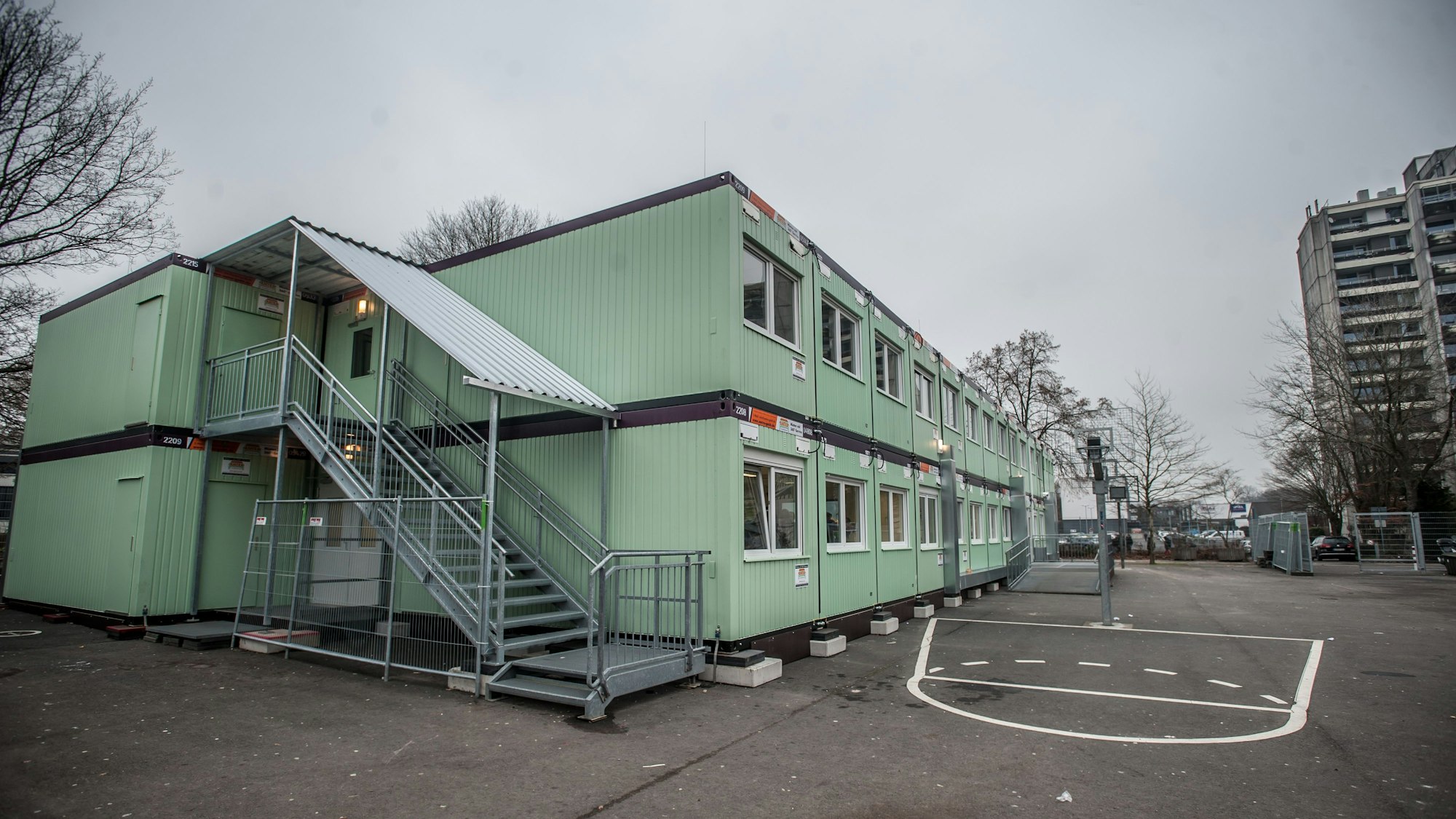 13 Klassen sind in Containern am Standort der Montanus-Realschule in Steinbüchel untergebracht.