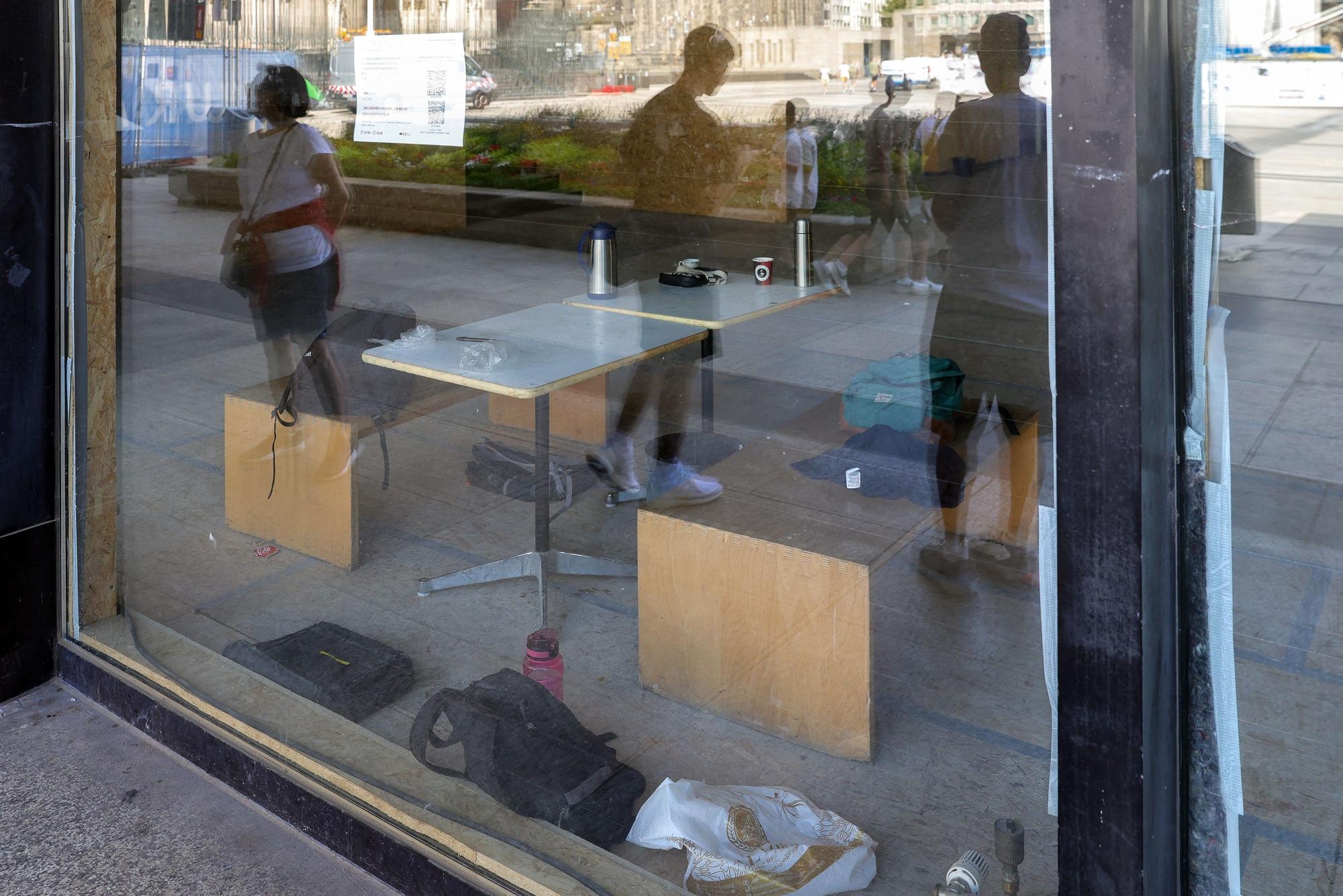 Durch die verschmutzten Fenster des Römisch-Germanischen Museums kann man in die Aufenthaltsräume der Arbeiter schauen.