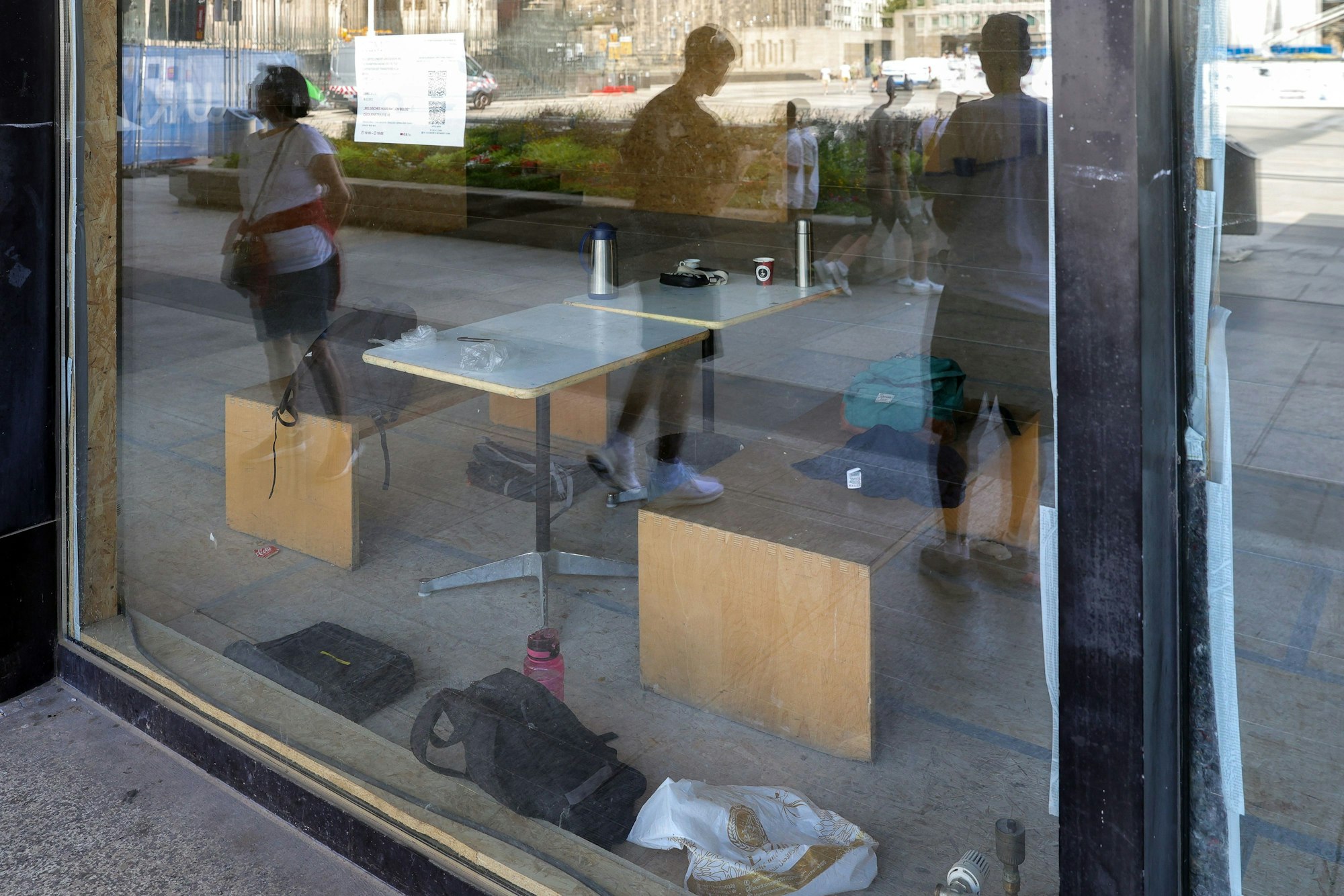 Durch die verschmutzten Fenster des Römisch-Germanischen Museums kann man in die Aufenthaltsräume der Arbeiter schauen.