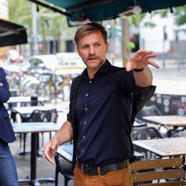 Kölns Fußverkehrsbeauftragter Nico Rathmann auf der Aachener Straße, im Hintergrund Amtsleiter Thorsten Siggelkow.