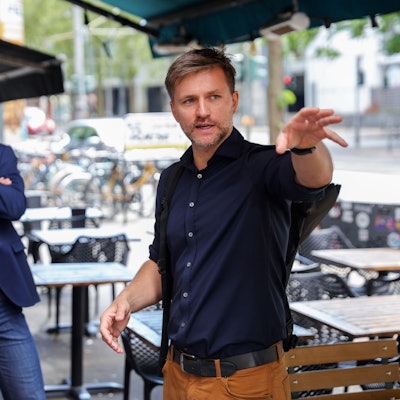 Kölns Fußverkehrsbeauftragter Nico Rathmann auf der Aachener Straße, im Hintergrund Amtsleiter Thorsten Siggelkow.