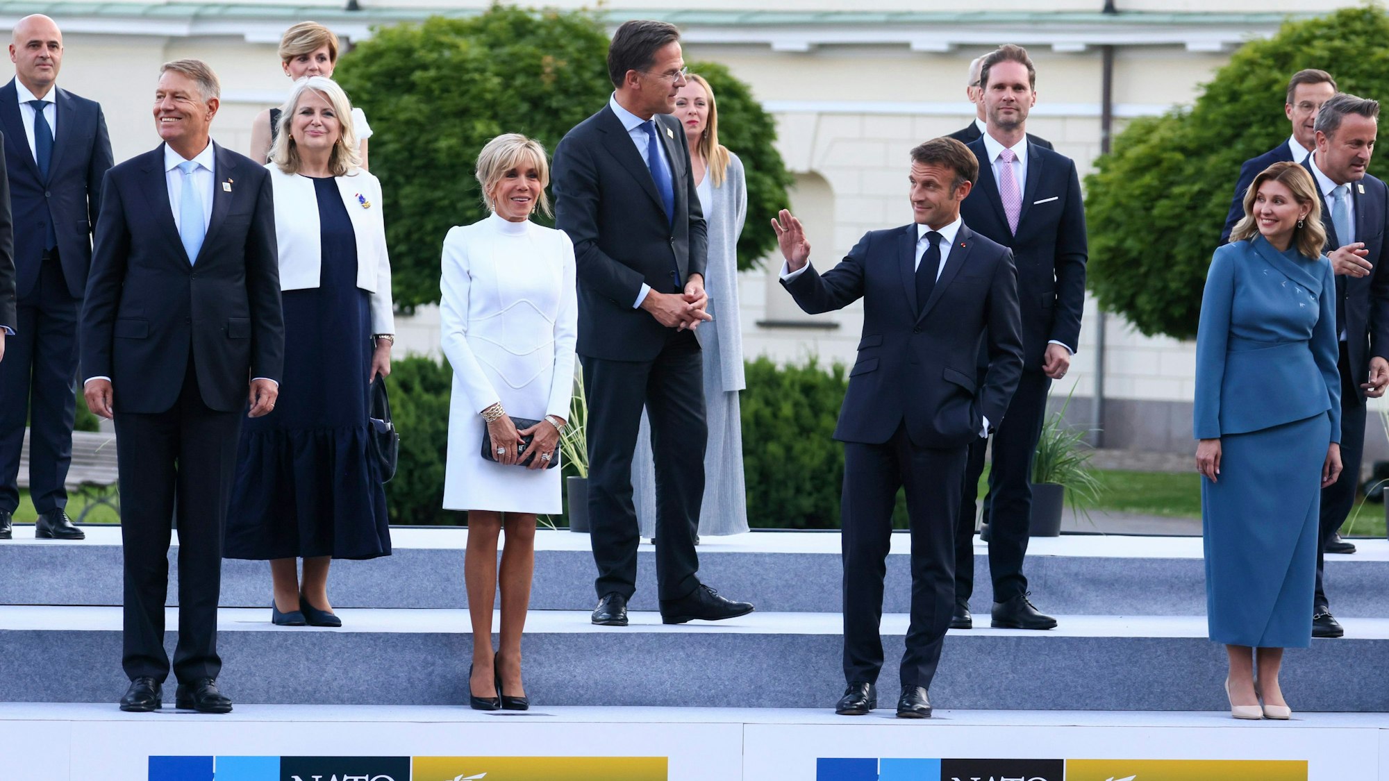 Nato-Gipfel in litauischen Vilnius: Die Staatsoberhäupter der Nato-Staaten und ihre Partner posieren nach einem gemeinsamen Abendessen.