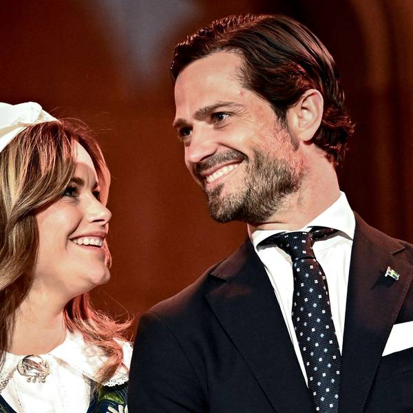 Prinzessin Sofia und Carl Philip lachen sich an.