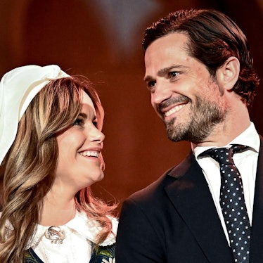 Prinzessin Sofia und Carl Philip lachen sich an.