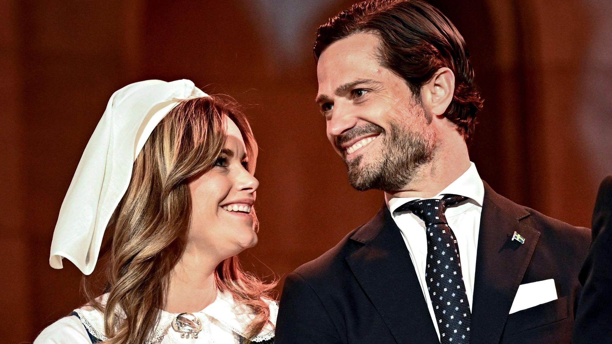 Prinzessin Sofia und Carl Philip lachen sich an.