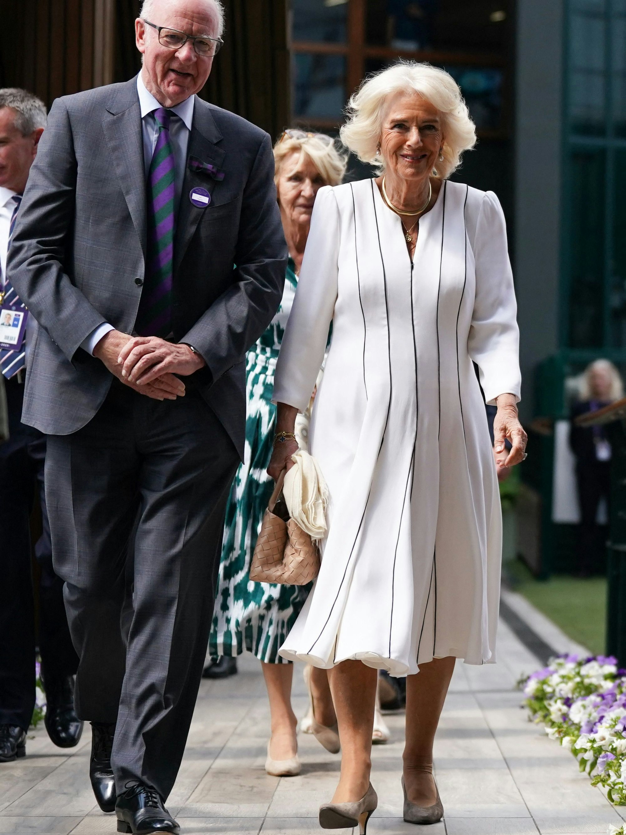 Die britische Königin Camilla und der AELTC-Vorsitzende Ian Hewitt sprechen gemeinsam am zehnten Tag der Wimbledon Championships 2023.