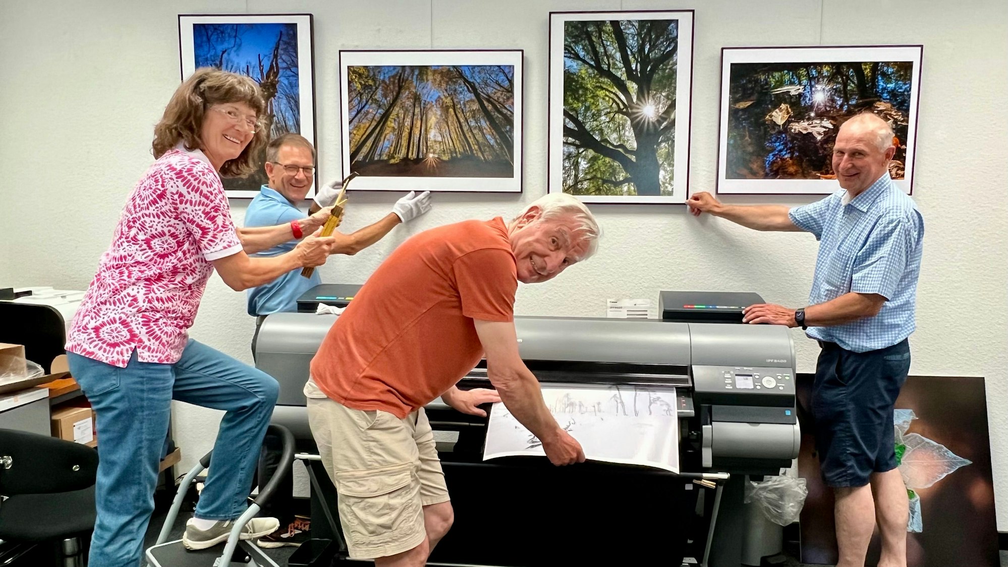 Mitglieder des Vereins zur Förderung künstlerischer Bildmedien Bayer Leverkusen unter Vorsitz von Wilfried Kaschube (rechts) bereiten die Ausstellung "Vielfalt der Bäume und Wälder" vor