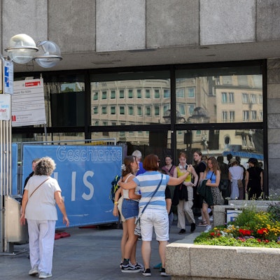 Touristen verlieren sich am Römisch-Germanischen Museum zwischen Bauzäunen und Sperrungen.