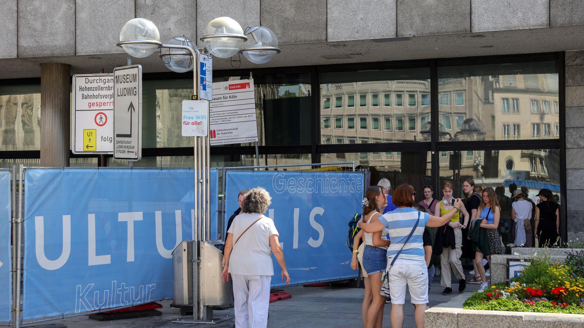 Bauzäune und Schilderwirrwarr: Das macht keinen guten Eindruck auf die vielen Gäste, die Köln im Sommer besichtigen.