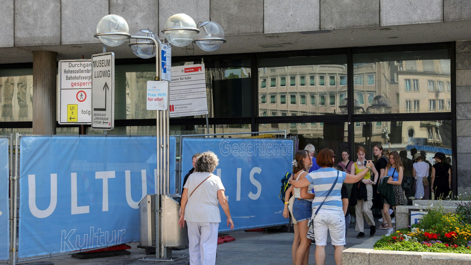 Touristen verlieren sich am Römisch-Germanischen Museum zwischen Bauzäunen und Sperrungen.