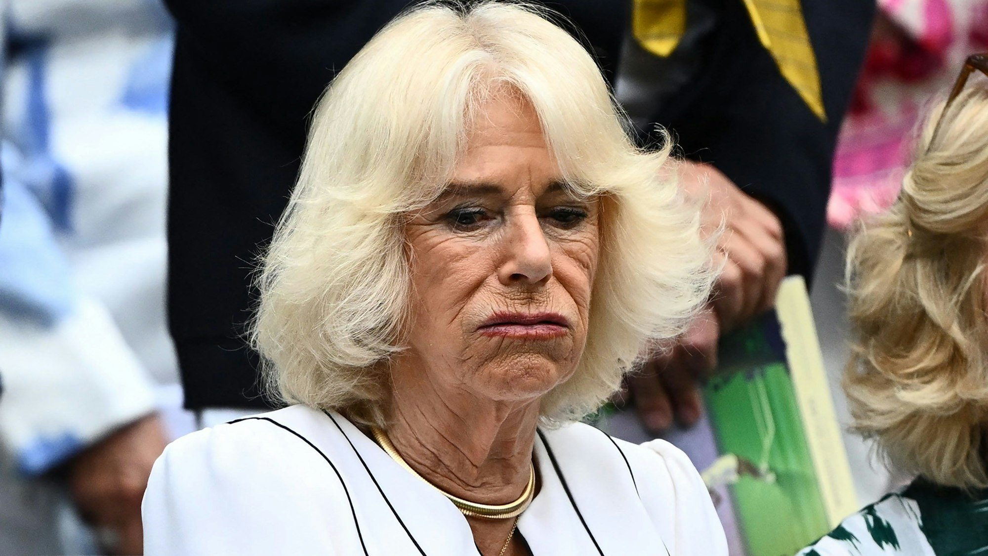 Königin Camilla macht enttäuschtes Gesicht.