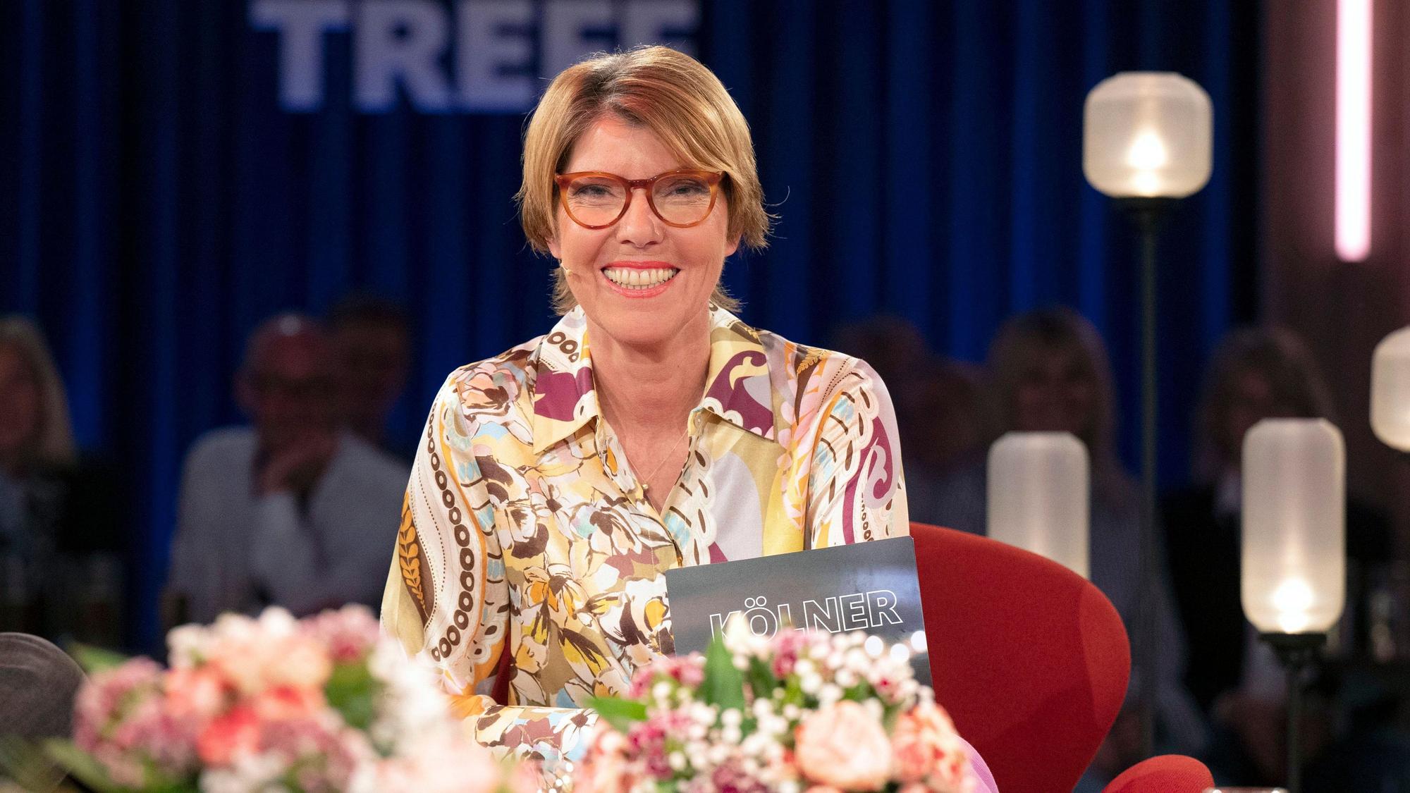 Bettina Böttinger in der „Kölner Treff“-Kulisse.