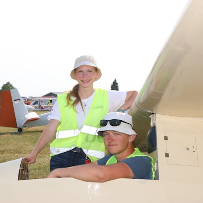 Carolin Fiedler und Lenni Auwermann präsentieren während des Flugplatzfestes auf dem Dümpel in Bergneustadt auch die frisch restaurierte Grunau Baby von 1960.