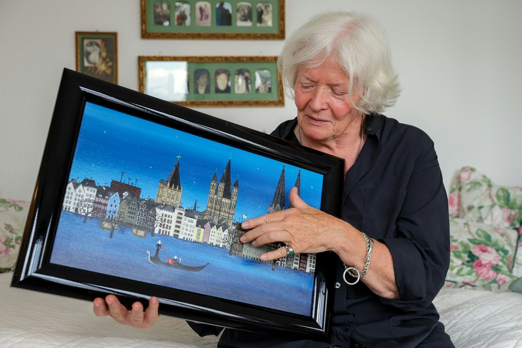 Eine Frau hält ein Bild mit Rheinpanorama in die Kamera.