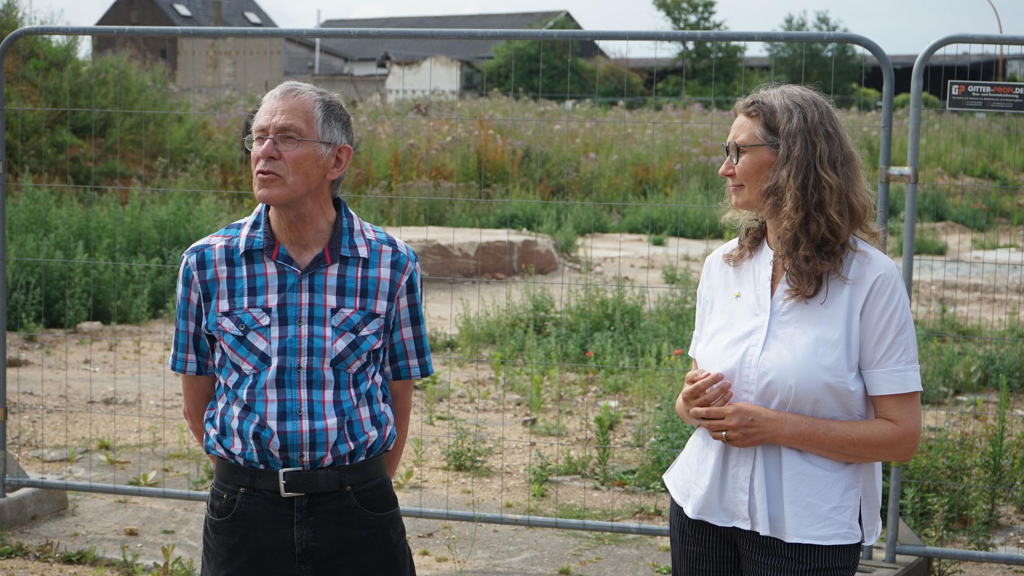 Die Grünen-Landtagsabgeordnete Antje Grothus setzt sich für die Betroffenen des Braunkohleabbaus ein. Hier ist sie 2023 im Gespräch mit Landwirt Heinrich Portz in Manheim zu sehen.