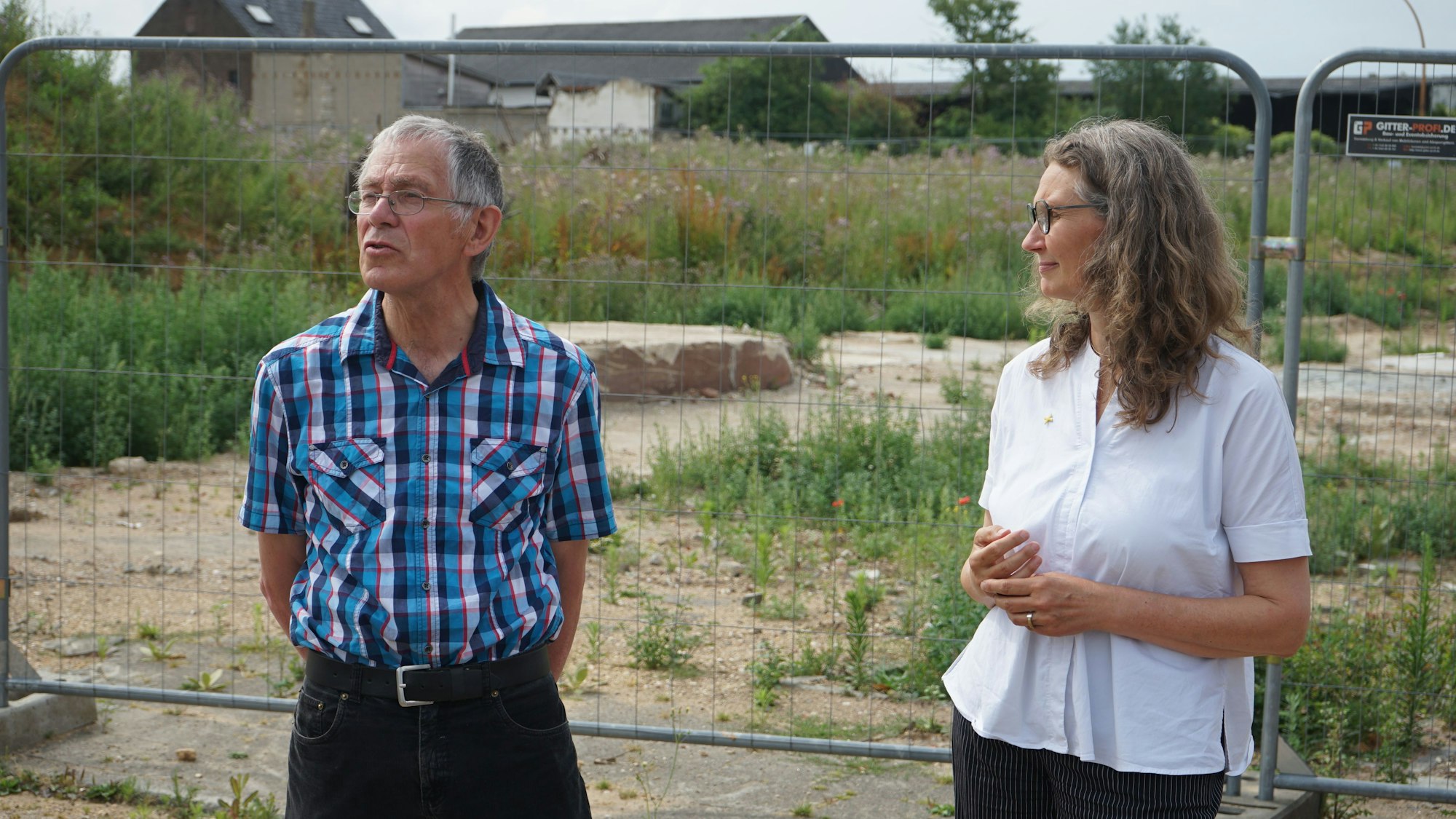 Die Grünen-Landtagsabgeordnete Antje Grothus setzt sich für die Betroffenen des Braunkohleabbaus ein. Hier ist sie 2023 im Gespräch mit Landwirt Heinrich Portz in Manheim zu sehen.