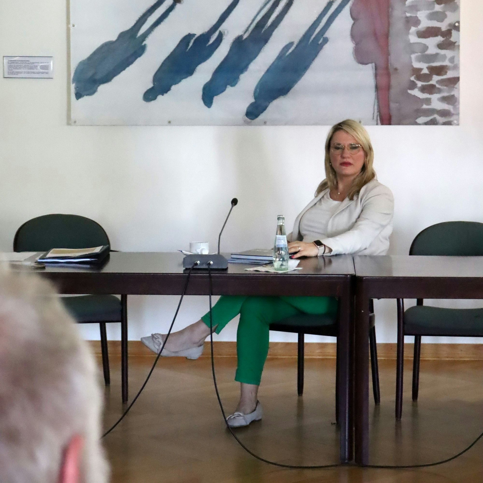 Christina Stumpp sitzt am Tisch im Rats- und Bürgersaal und spricht mit Bernhard Ohlert.