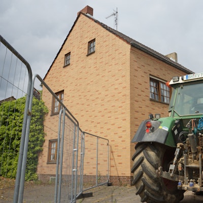 Der letzte Hof in Manheim, vor dem Gebäude steht ein Traktor.