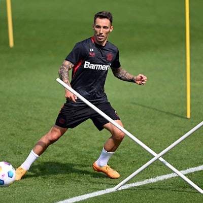 Leverkusens Alejandro Grimaldo in Aktion während seines ersten Trainings.