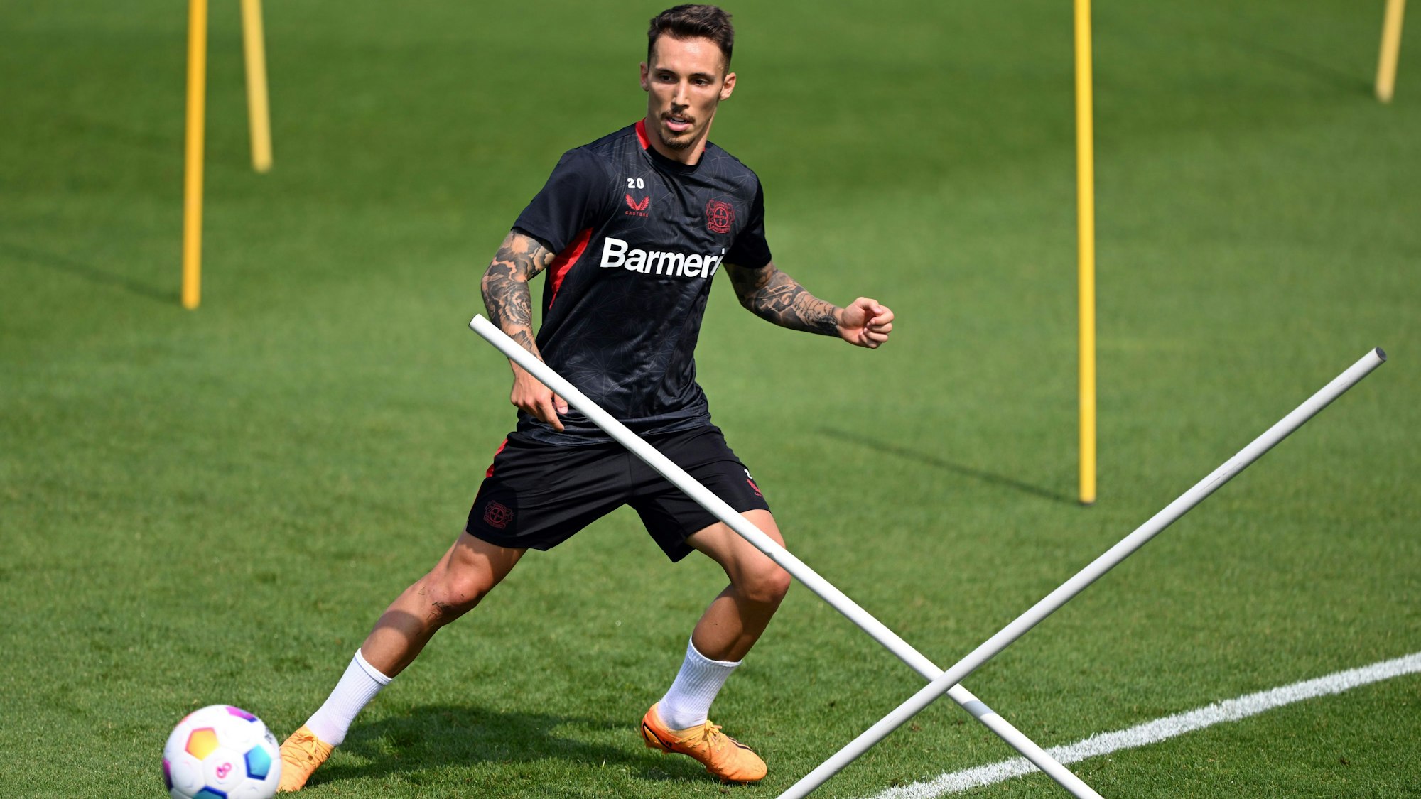 Leverkusens Alejandro Grimaldo in Aktion während seines ersten Trainings.