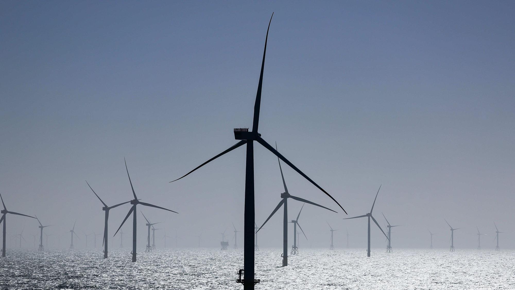 Zahlreiche Windräder, davon einige des neuen RWE-Offshore-Windparks Kaskasi.