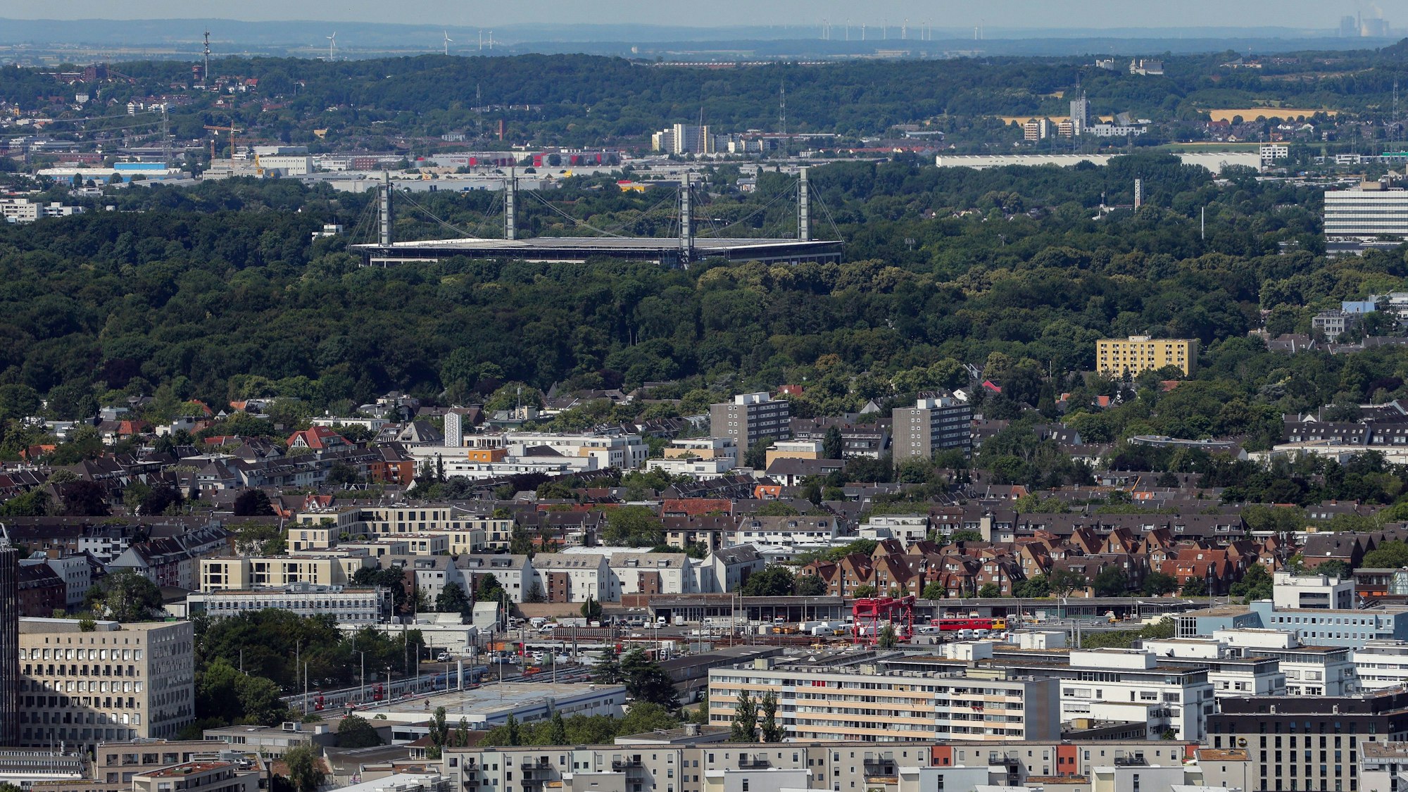 30.06.2023, Köln: Der Blick auf Köln vom Colonius.
Blick auf das Rheinenergie-Stadion.
Foto: Michael Bause