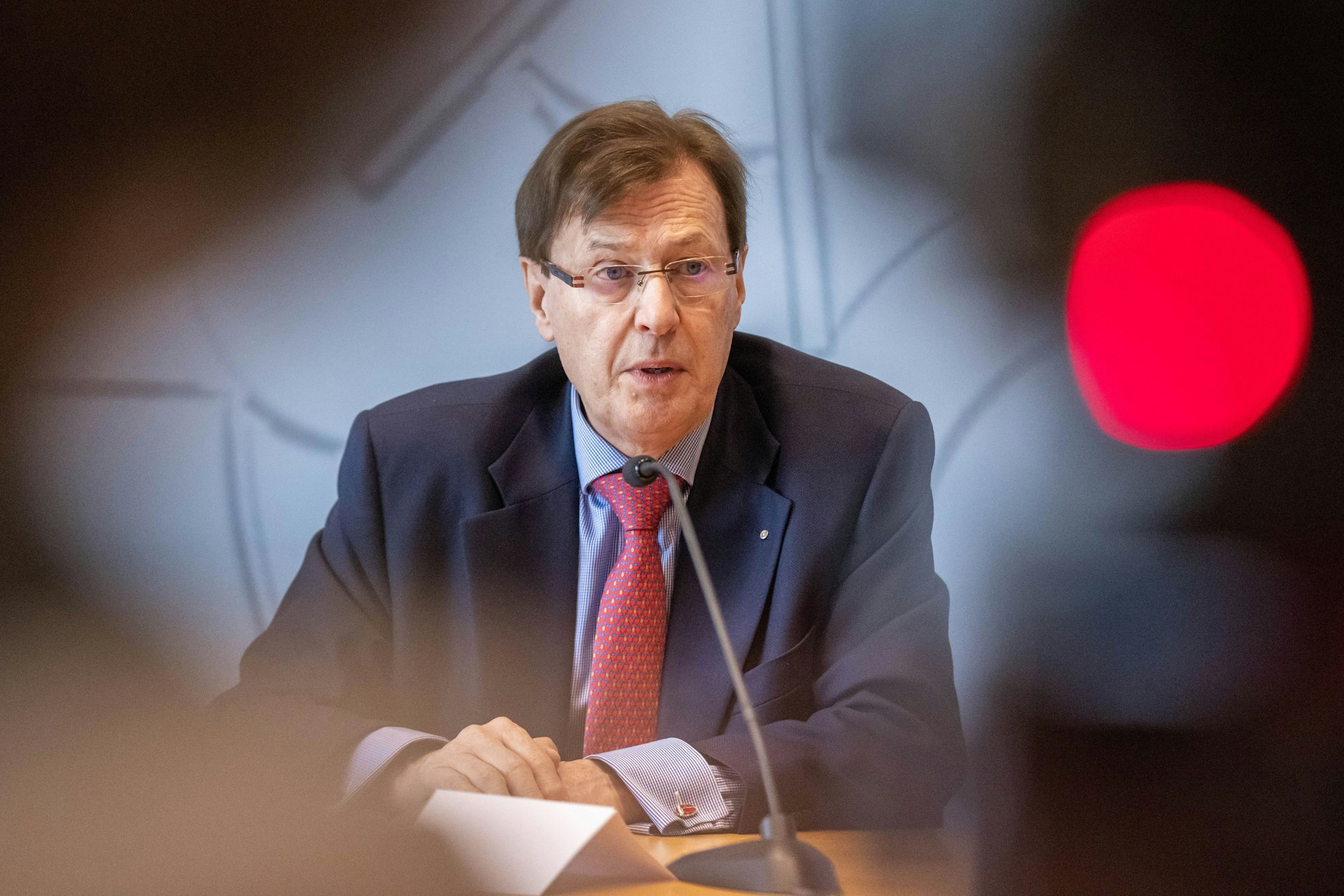 Peter Biesenbach (CDU), damals Justizminister von Nordrhein-Westfalen, spricht während einer Pressekonferenz. (Archivbild von 2020)