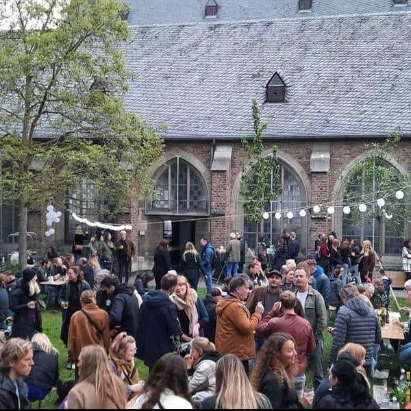 Menschenmenge im Innenhof einer Kirche