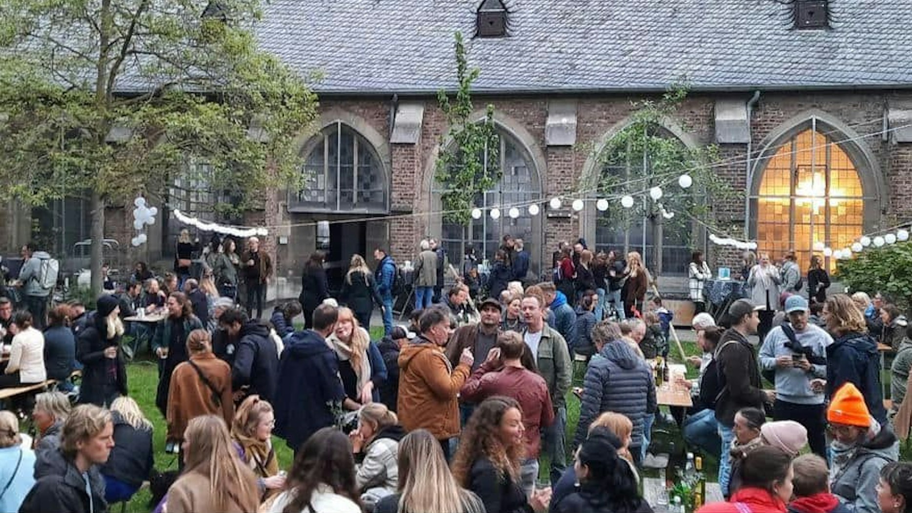 Menschenmenge im Innenhof einer Kirche
