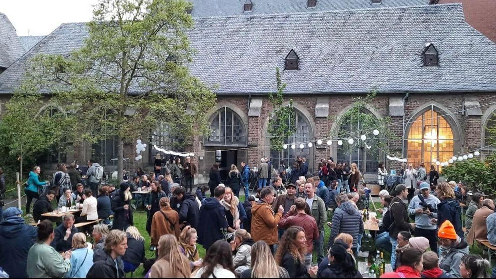 Ein Weinfest mit vielen Gästen im Hof der Kartäuserkirche.