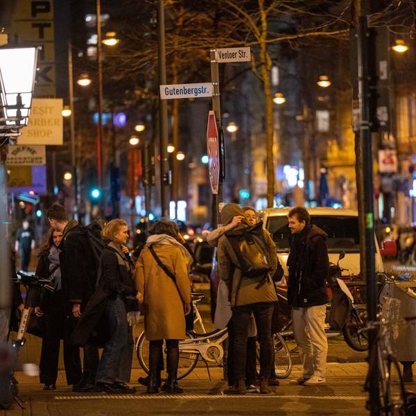 Passanten auf der Venloer Straße in Ehrenfeld in der Silvesternacht.