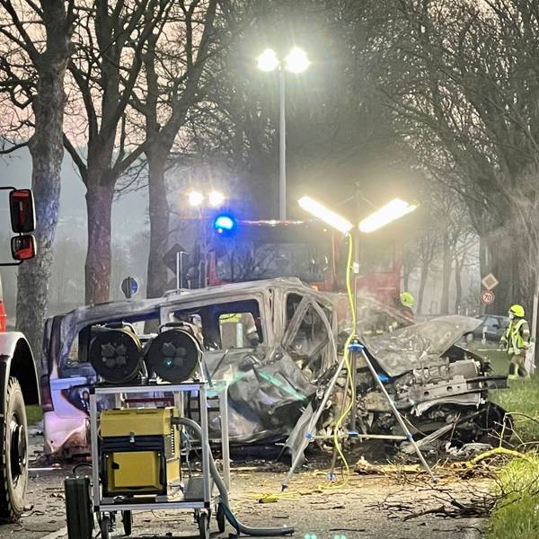 Tödlicher Verkehrsunfall am 26. März 2022 auf der Wahnbachtalstraße zwischen Siegburg-Kaldauen und Siegburg, zwei Jugendliche starben im Auto, das in Flammen aufging, einer wurde gerettet. Der Mercedes Vito brannte aus.