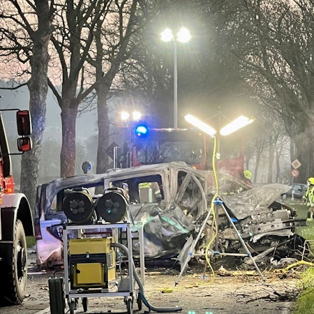 Tödlicher Verkehrsunfall am 26. März 2022 auf der Wahnbachtalstraße zwischen Siegburg-Kaldauen und Siegburg, zwei Jugendliche starben im Auto, das in Flammen aufging, einer wurde gerettet. Der Mercedes Vito brannte aus.