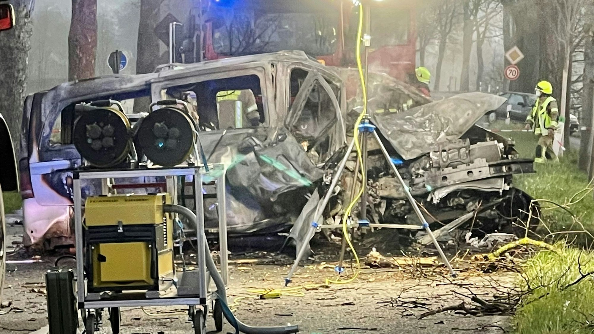 Tödlicher Verkehrsunfall am 26. März 2022 auf der Wahnbachtalstraße zwischen Siegburg-Kaldauen und Siegburg, zwei Jugendliche starben im Auto, das in Flammen aufging, einer wurde gerettet. Der Mercedes Vito brannte aus.