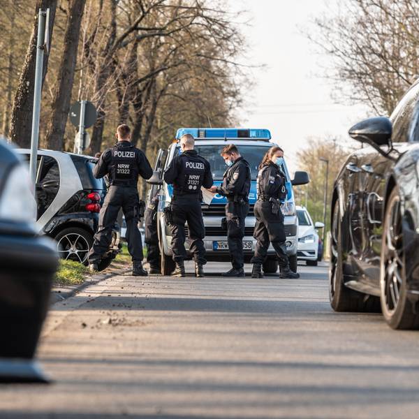 Polizeibeamte kontrollieren Autofahrer auf der Alfred-Schütte-Allee.
