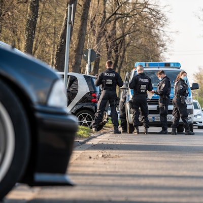 Polizeibeamte kontrollieren Autofahrer auf der Alfred-Schütte-Allee.