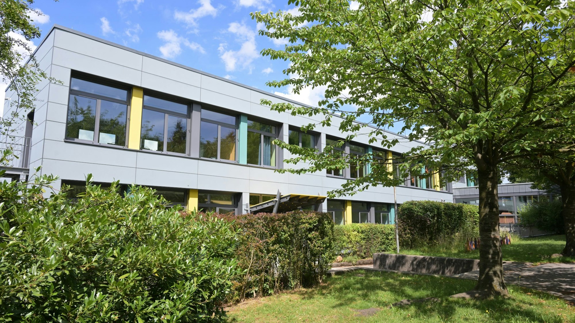 Das Gebäude der Grundschule in Bergisch Gladbach-Moitzfeld mit seiner modernen Fassade.