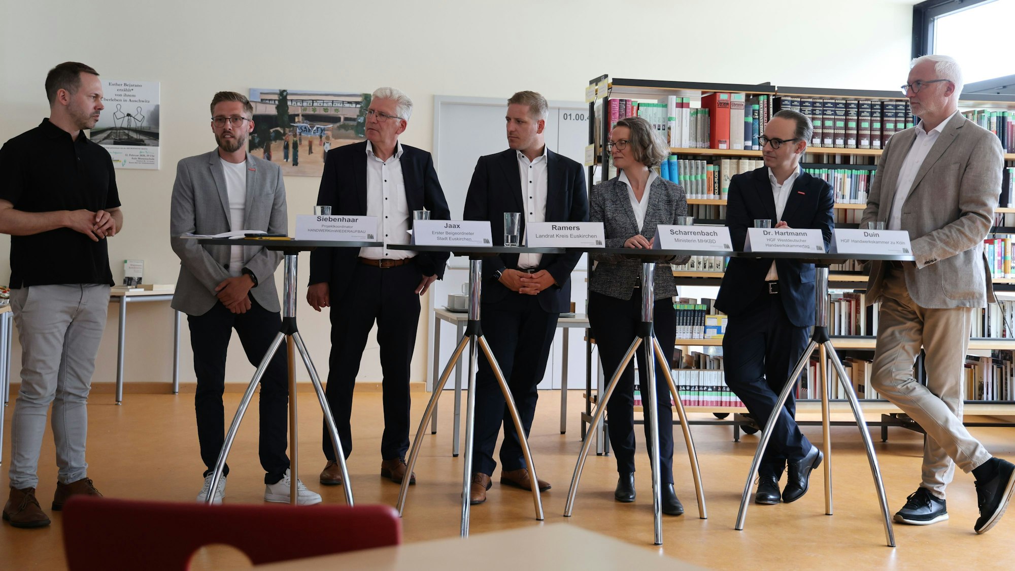 Die Pressekonferenz in der Bücherei der Euskirchener Marienschule.