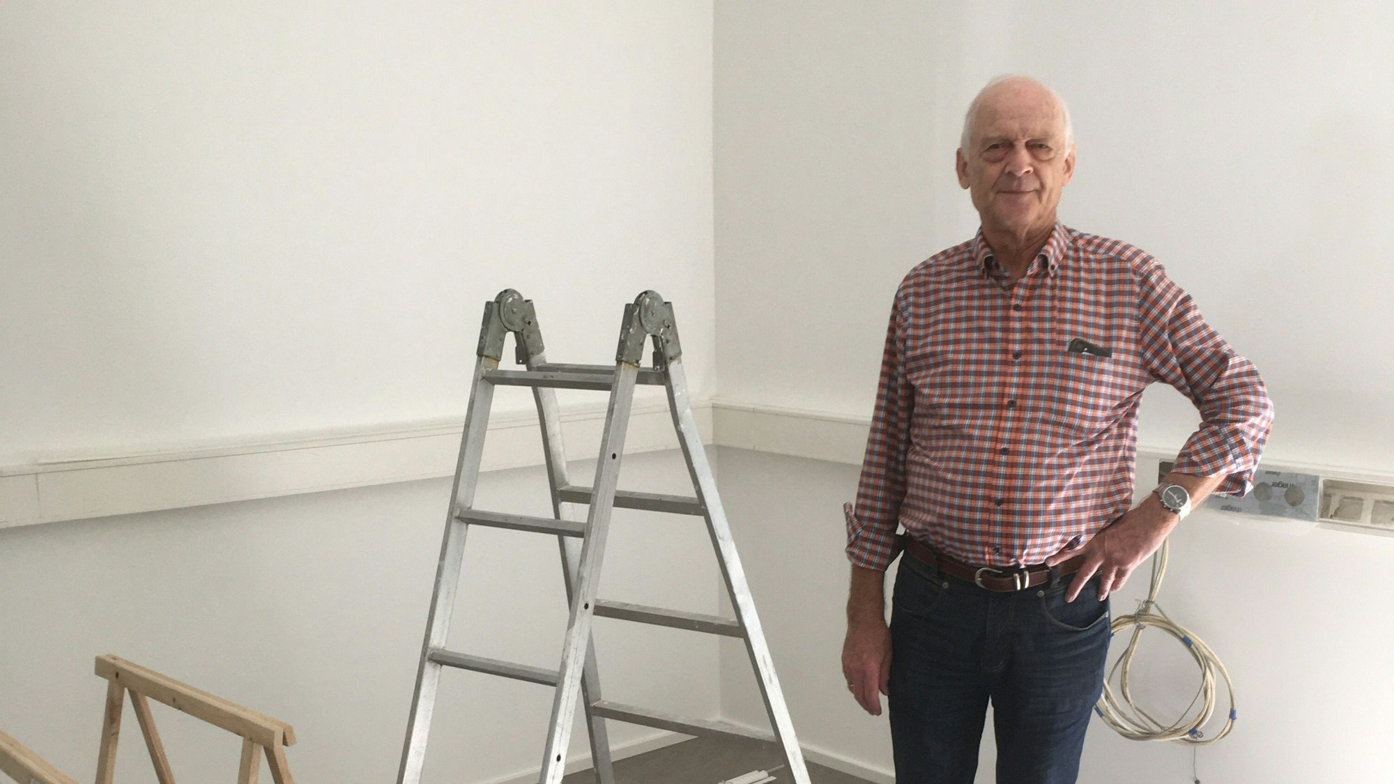 Dr. Reiner Stermsek steht in seinem Haus.