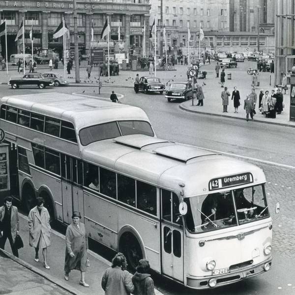 Ein Bus vom Typ Büssing/Ludewig TU 7 Eineinhalbdecker mit dem Fahrtziel Gremberg wartet 1961 auf der Trankgasse am Hauptbahnhof. Das Bild zeigt den Bus in schwarz weiß.