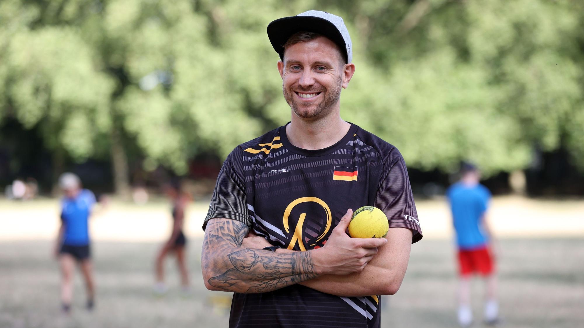 Lukas Schmandra lacht in die Kamera.