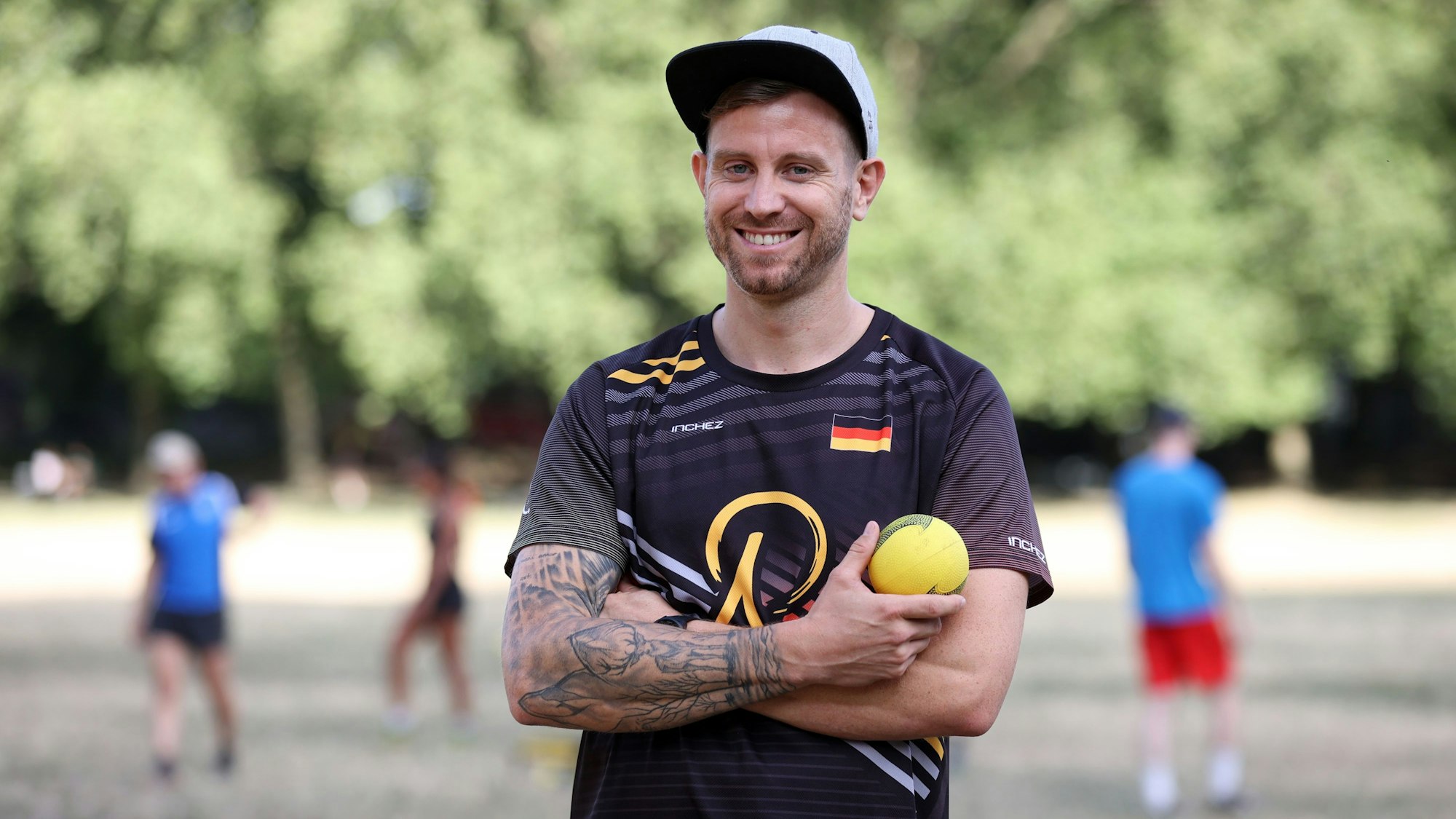 Lukas Schmandra lacht in die Kamera.