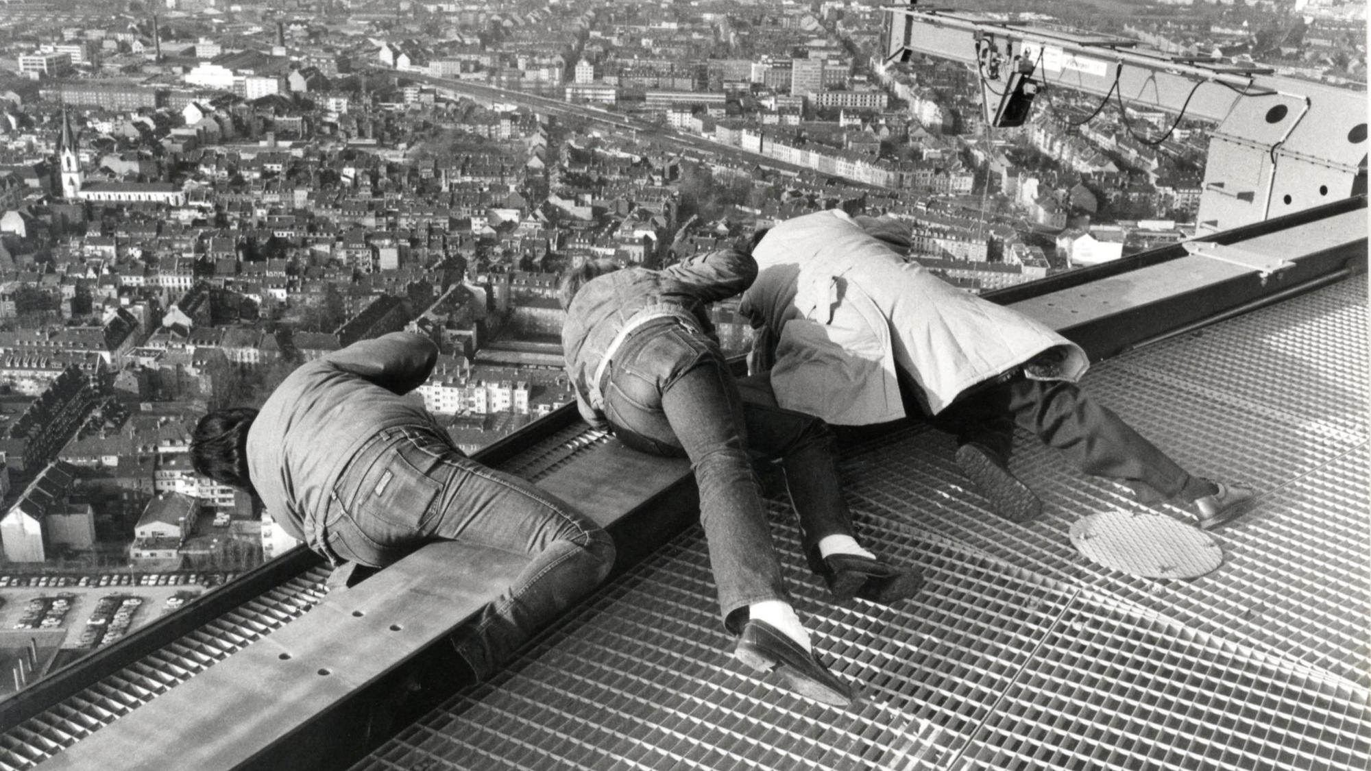 Colonius. Januar 1982. Fotografen beugen sich über die Brüstung.
