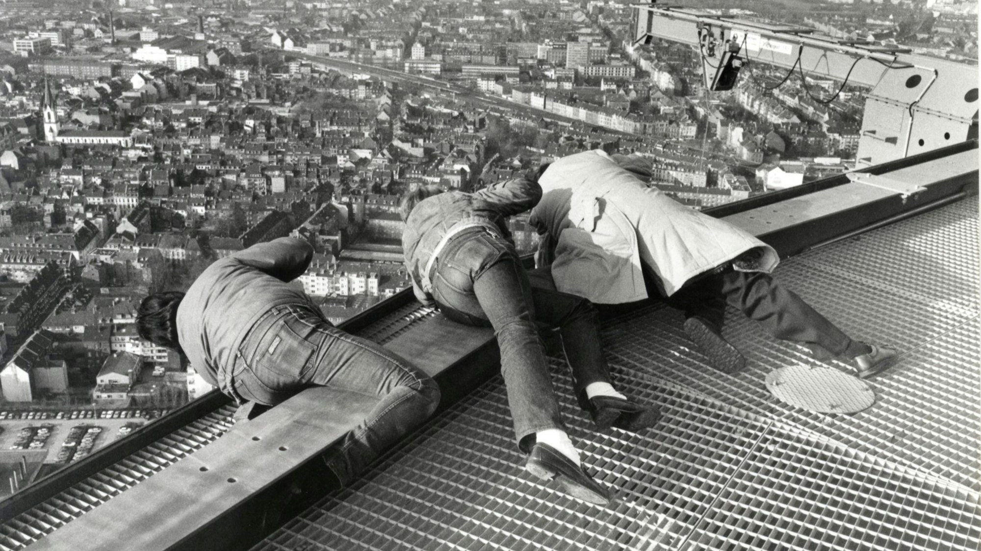 Colonius. Januar 1982. Fotografen beugen sich über die Brüstung.