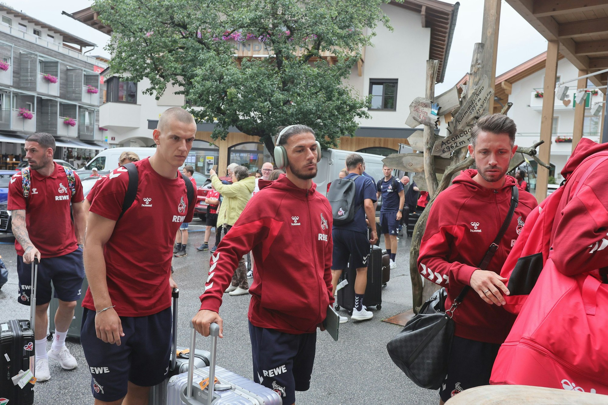1. FC Köln, Trainingslager in Maria Alm, Oesterreich, Ankunft am Hotel Eder, von links: Florian Dietz, Leart Paqarada, Mark Uth (1. FC Köln), 13.07.2023, Bild: Herbert Bucco